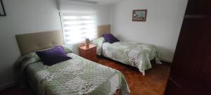 1 dormitorio con 2 camas y ventana en Apartamento cerca de la playa, en Santander