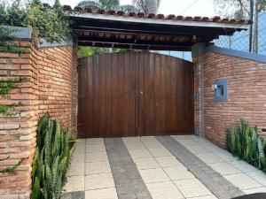 uma porta de garagem de madeira com uma parede de tijolos em Atibaia - Casa de Campo em Atibaia