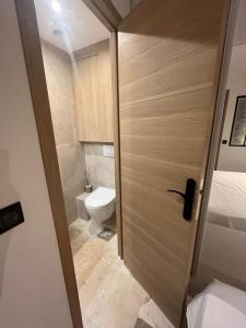 eine Tür, die zu einem Bad mit WC führt in der Unterkunft MORINGA - New unit for 2 AC close to beach in Antibes