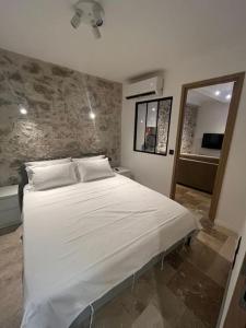 ein Schlafzimmer mit einem großen weißen Bett in einem Zimmer in der Unterkunft MORINGA - New unit for 2 AC close to beach in Antibes