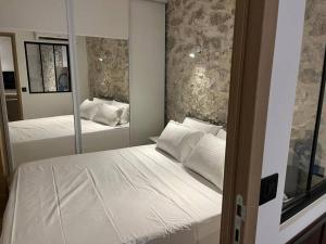Ein Bett oder Betten in einem Zimmer der Unterkunft MORINGA - New unit for 2 AC close to beach