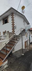 um edifício com uma escada em frente em Apartamento cerca de la playa em Santander
