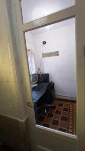 um quarto com uma porta com uma secretária e uma janela em Casa Triada em Montevidéu
