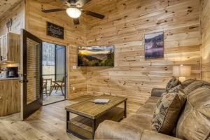 Televiisor ja/või meelelahutuskeskus majutusasutuses Nightingales Bungalow- Pickleball Court, Creek, WIFI, Mountain Views, Starting at 79"