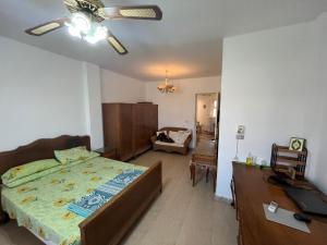 een slaapkamer met een bed en een plafondventilator bij Luxury Inn: 3BR Villa in North Coast Area 61 Km in Dawwār ‘Abd Allāh