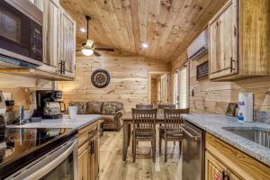 Köök või kööginurk majutusasutuses Nightingales Bungalow- Pickleball Court, Creek, WIFI, Mountain Views, Starting at 79"