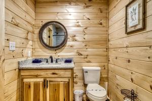 Vannituba majutusasutuses Nightingales Bungalow- Pickleball Court, Creek, WIFI, Mountain Views, Starting at 79" +36 fotot