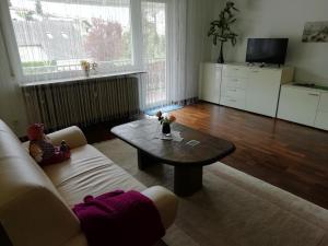 ein Wohnzimmer mit einem Sofa und einem Couchtisch in der Unterkunft Ferienwohnung Schlossblick in Bensheim