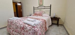 1 dormitorio con 1 cama con toallas en Casa Rural San Marcos, en Cepeda