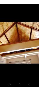 techo de madera en una habitación con muebles de exterior en Meva en Hell-Ville