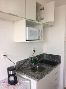 a kitchen with a sink and a microwave at Metrô p Allianz Park e Espaço Unimed, Compras no Brás - Excelente! in Sao Paulo