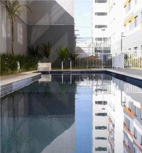 a swimming pool in the middle of a building at Metrô p Allianz Park e Espaço Unimed, Compras no Brás - Excelente! in Sao Paulo