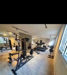 a gym with treadmills and ellipticals in a room at Metrô p Allianz Park e Espaço Unimed, Compras no Brás - Excelente! in Sao Paulo