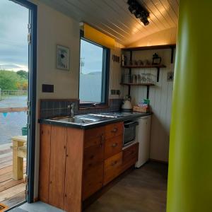cocina con fregadero y ventana en DANÚ Shepherd's Hut, en Tralee