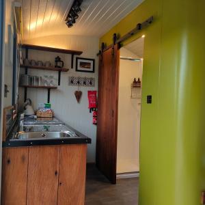 Kuhinja oz. manjša kuhinja v nastanitvi Dingle Way Glamping DANÚ Annascaul