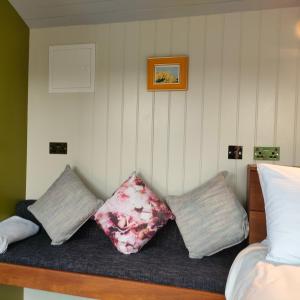 Habitación con cama con almohadas en DANÚ Shepherd's Hut, en Tralee
