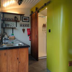 Kuhinja oz. manjša kuhinja v nastanitvi Dingle Way Glamping DANÚ Annascaul
