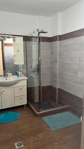 Um banheiro em Grande Blue Suites with private bay