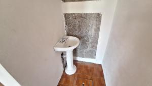 baño con lavabo blanco en una habitación en Casa Cortez en San Pedro La Laguna