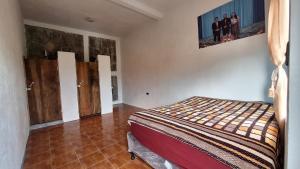 1 dormitorio con 1 cama y 2 puertas correderas en Casa Cortez en San Pedro La Laguna