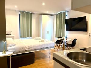 Postel nebo postele na pokoji v ubytování Royal Residence Lugano
