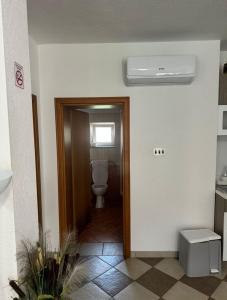 um corredor de uma casa de banho com um WC em Apartman D&D em Jajce