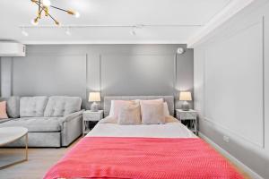 1 dormitorio con 1 cama grande y 1 sofá en Cozy & Elegant Studio in the heart of Waikiki, en Honolulu