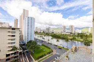 ホノルルにあるCozy & Elegant Studio in the heart of Waikikiの川と建物のある街の景色