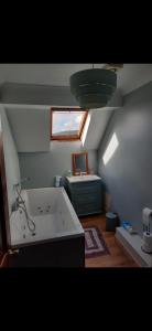 uma casa de banho com uma banheira grande e uma janela em Stay with Jack 2 em Ardagh