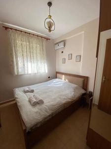 Postel nebo postele na pokoji v ubytování Cozy apartment located in the heart of Tirana