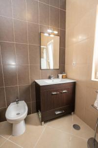 アルマカオ・デ・ペラにあるCasa Brancaのバスルーム(トイレ、洗面台、鏡付)