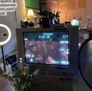 une télévision avec un groupe de personnes à l'écran dans l'établissement Your Small Theater, à Séoul