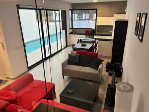 una sala de estar con un sofá y una mesa en Casa Lemra, en San Fulgencio