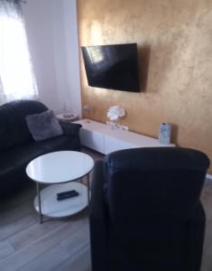 Televízia a/alebo spoločenská miestnosť v ubytovaní Apartments Lorio