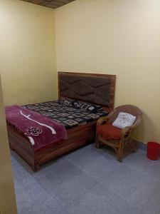 Posteľ alebo postele v izbe v ubytovaní Shrihit RadhaMohan Dham