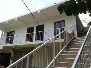 uma casa com escadas em frente em Oudarya Guest em Pollonaruva