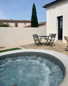 Gîte avec Jacuzzi Un air de Provence 내부 또는 인근 수영장