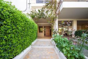 Dodeka Home في أثينا: مدخل إلى منزل تحوط أخضر