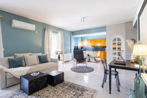 Dodeka Home في أثينا: غرفة معيشة مع أريكة وطاولة