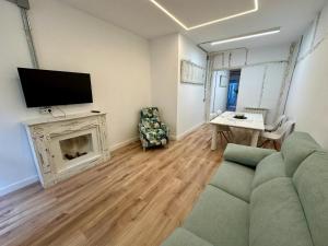 un soggiorno con divano e camino di Apartamentos Carolina by gaiarooms a León