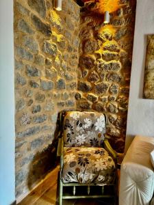 een stoel voor een stenen muur bij Casa di Nonno Gio' - Tuscan ToBe in Santa Fiora