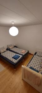 2 camas sentadas en una habitación con luz en Vindelälv Stuga in Blattnicksele, en Blattniksele