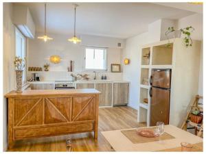 een keuken met een groot houten eiland in een kamer bij Maison individuelle 100 m2, jardin et parking privé in Colmar