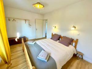 een slaapkamer met een groot bed in een kamer bij Maison individuelle 100 m2, jardin et parking privé in Colmar