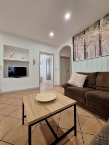 sala de estar con sofá y mesa en Appartamento Lido, en Levico Terme