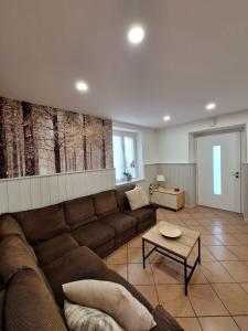 sala de estar con sofá y mesa en Appartamento Lido, en Levico Terme