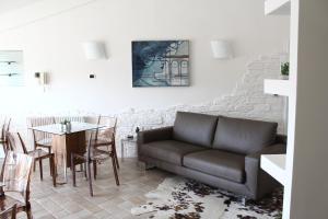 una sala de estar con un sofá y una mesa en Attico Luxury B&B, en Santa Maria Capua Vetere