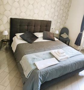 ein Schlafzimmer mit einem großen Bett mit Handtüchern darauf in der Unterkunft Ruggiero's Rooms in Neapel