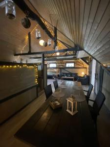 ein Esszimmer mit einem langen Tisch und Stühlen in der Unterkunft Koselig låve in Ålesund