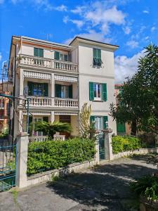 un immeuble d'appartements avec une clôture devant lui dans l'établissement Il sogno di Jo a 50 mt dal mare, à Borgio Verezzi